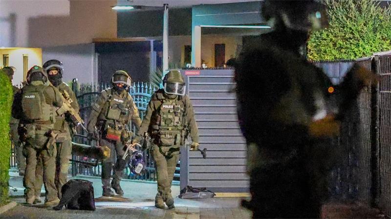 Einsatzkräfte in Duisburg - Polizei geht europaweit gegen Geldwäsche-Netzwerk und Hells Angels vor