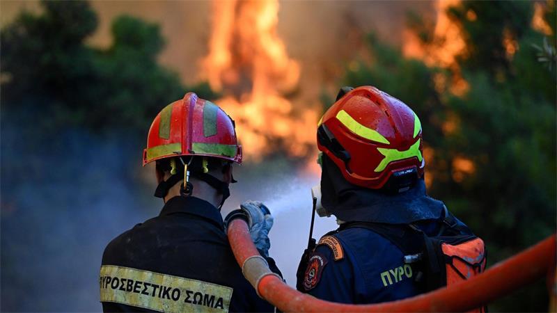Einsatzkräfte kämpfen nordwestlich von Athen gegen die Flammen. 