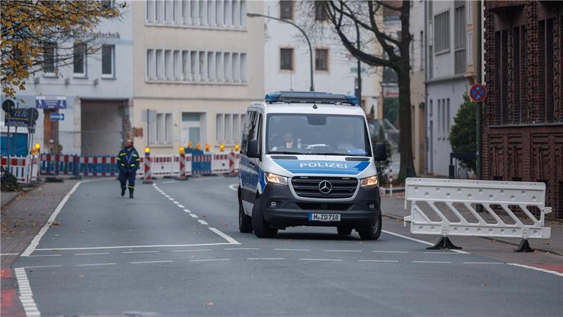 Einsatzkräfte kontrollierten Gebäude und Wohnungen im Evakuierungsgebiet. 