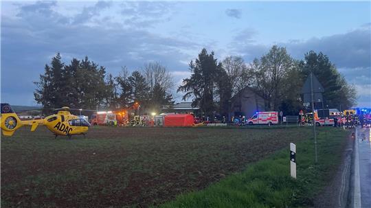 Einsatzkräfte kümmern sich um die Verletzten.  