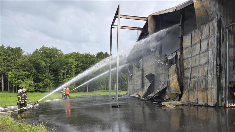 Einsatzkräfte löschen den Brand der Lagerhalle bei Ostereistedt.