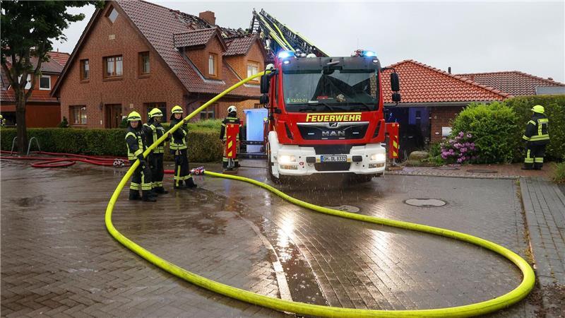 Geringere Schäden wegen Naturgefahren in Schleswig-Holstein Einsatzkräfte löschen ein Wohnhaus, das aufgrund eines Blitzeinschlags in Brand geraten war. (Archivbild)