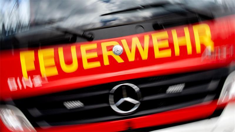 Einsatzkräfte löschten den brennenden Lkw auf dem Seitenstreifen. (Symbolbild)