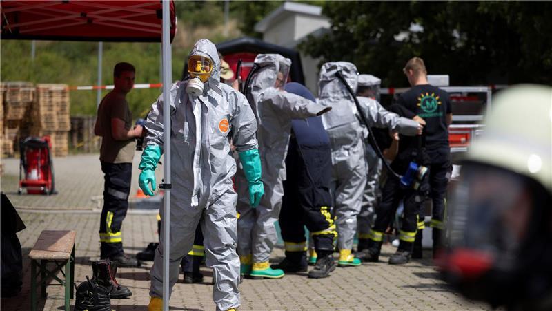 Arsen aus Firma gestohlen: Keine Chemikalien freigesetzt Einsatzkräfte mit Schutzanzügen suchten das Umfeld der Firma im Harz ab.