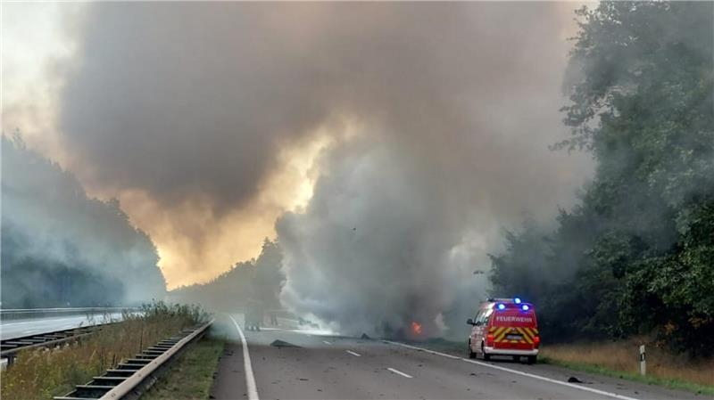 Einsatzkräfte mussten die A27 nach einem Fahrzeugbrand zeitweise voll sperren.