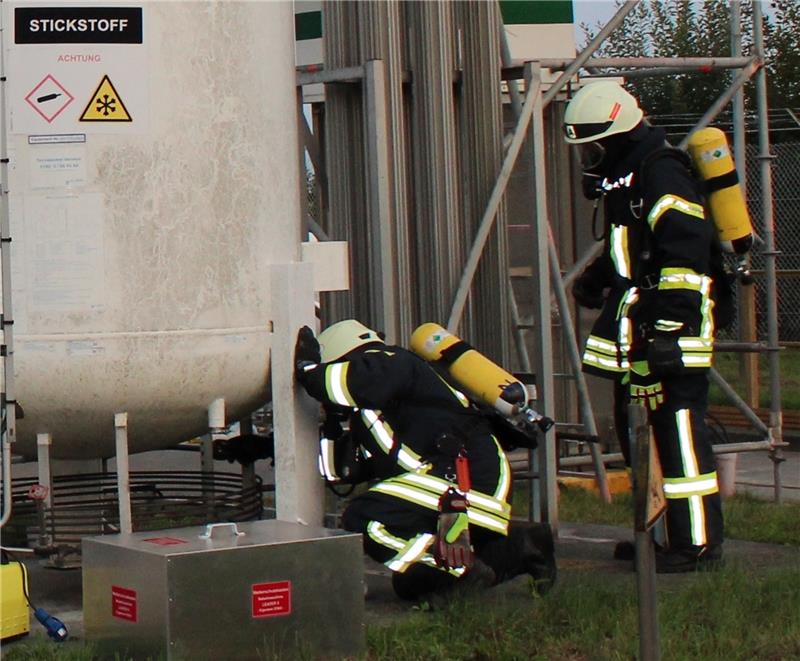 Einsatzkräfte nehmen Messungen am Kavernenkopf 10 auf dem Dow-Gelände in Ohrensen vor. Foto: Klensang