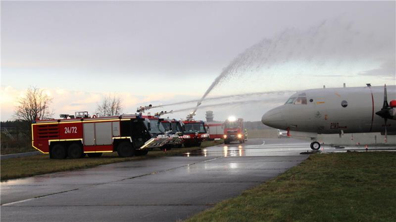 Einsatzkräfte probten am Mittwoch den Ernstfall eines Flugunfalls mit Bränden und zahlreichen Verletzten auf dem Bundeswehrstützpunkt in Nordholz.