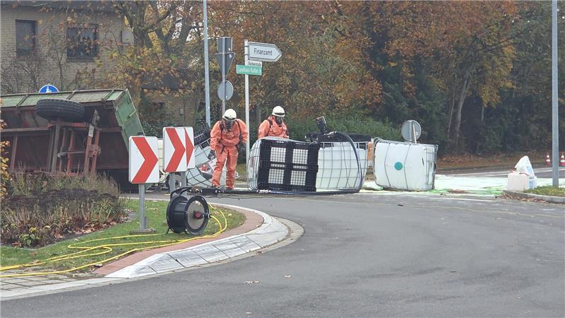 Einsatzkräfte pumpen die Säure aus den Behältern.