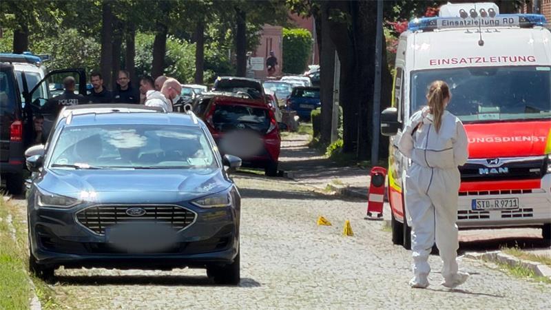 Einsatzkräfte riegelten den Tatort ab.
