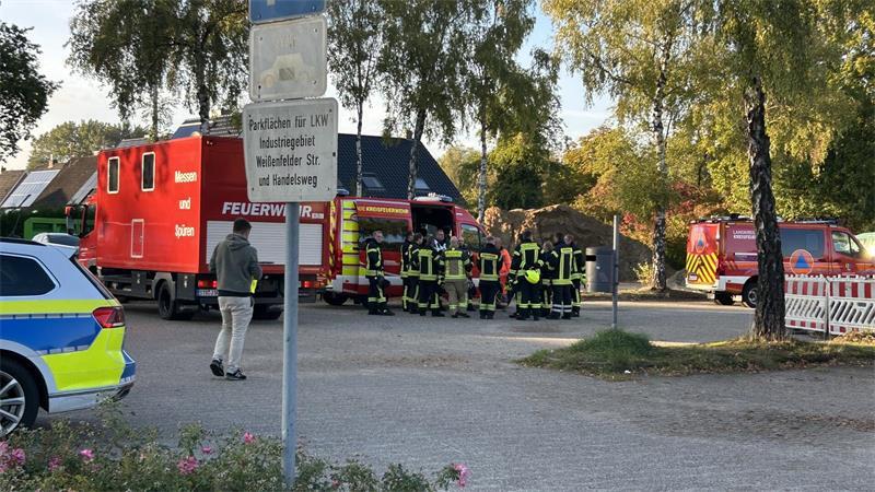 Gasalarm bei Bauarbeiten in Harsefeld Einsatzkräfte sammeln sich im Bereich um die Harsefelder Ostlandstraße.