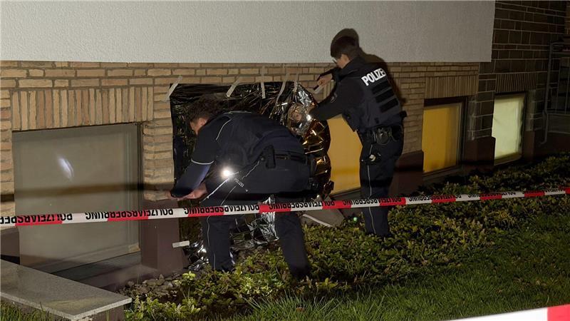 Einsatzkräfte sichern Spuren am Tatort.