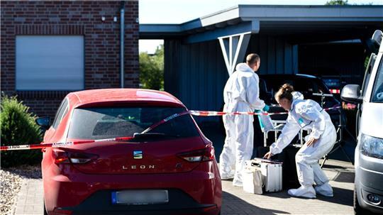 Einsatzkräfte sichern Spuren am Tatort, nachdem ein 34-Jähriger dort seine Lebenspartnerin getötet haben soll. Wie die Polizei mitteilte, starb die 30-Jährige im Wohnhaus der beiden. 