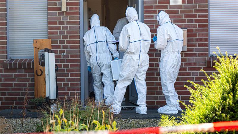 Einsatzkräfte sichern Spuren am Tatort, nachdem ein 34-Jähriger dort seine Lebenspartnerin getötet haben soll. 
