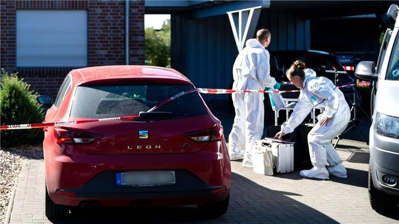 Einsatzkräfte sichern Spuren am Tatort, nachdem ein 34-Jähriger dort seine Lebenspartnerin getötet haben soll. 