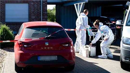 Einsatzkräfte sichern Spuren am Tatort, nachdem ein 34-Jähriger dort seine Lebenspartnerin getötet haben soll. 