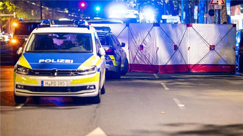 Schüsse mit Totem in Hannover - Was bisher bekannt ist Einsatzkräfte sichern den Bereich vor Schaulustigen.