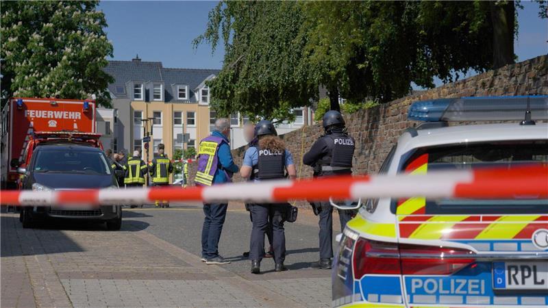 Einsatzkräfte sind mit einem Großaufgebot vor Ort.  