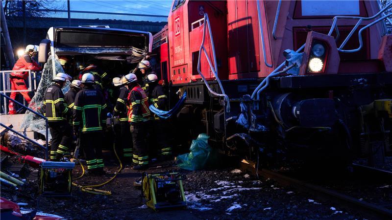 Einsatzkräfte sind nach einem schweren Unfall am Freitagnachmittag im Einsatz.