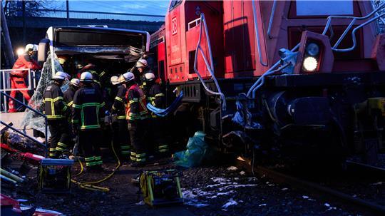 Einsatzkräfte sind nach einem schweren Unfall am Freitagnachmittag im Einsatz.