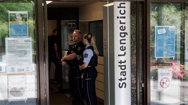 Einsatzkräfte stehen am Eingang des Rathauses.