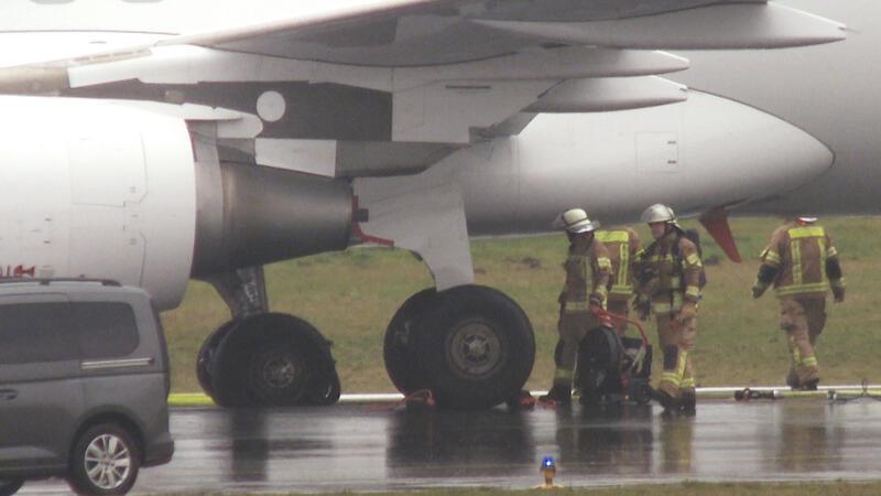 Großeinsatz am Hamburg Airport: Zwei Reifen an Flugzeug bei Landung geplatzt Einsatzkräfte stehen auf dem Flughafengelände an den Reifen von einem Flugzeug. Zwei geplatzte Reifen an der Eurowings-Maschine haben am Hamburger Flughafen für einen Großeinsatz gesorgt. Die Reifen platzen am Sonntagnachmittag bei der Landung des Flugzeugs, sagte ein Sprecher der Polizei. In der Maschine saßen zu der Zeit über 160 Menschen - verletzt wurde aber niemand.
