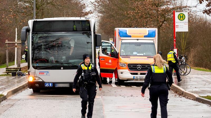Kind bei Bus-Unfall im Stader Nachbarkreis verletzt Einsatzkräfte stehen im Stadtteil Neuallermöhe an einer Unfallstelle.