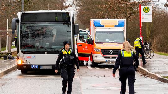 Einsatzkräfte stehen im Stadtteil Neuallermöhe an er Unfallstelle.