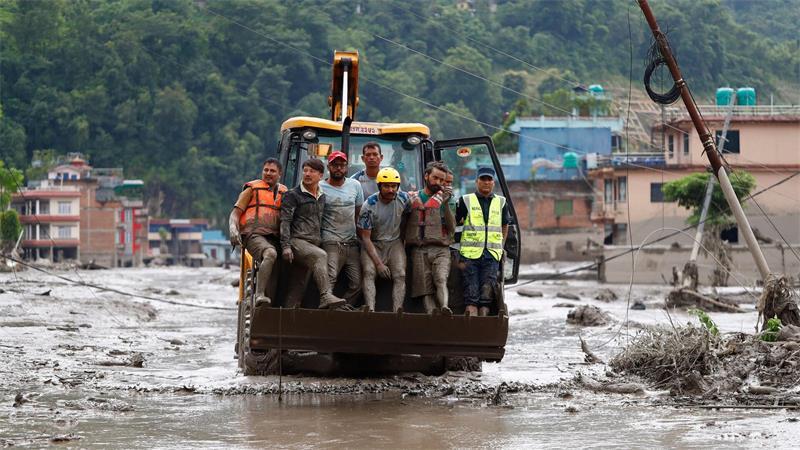 Rettungskräfte im Himalaya kämpfen gegen Schlamm und Zeit Einsatzkräfte suchen in den Schlammassen nach Überlebenden.