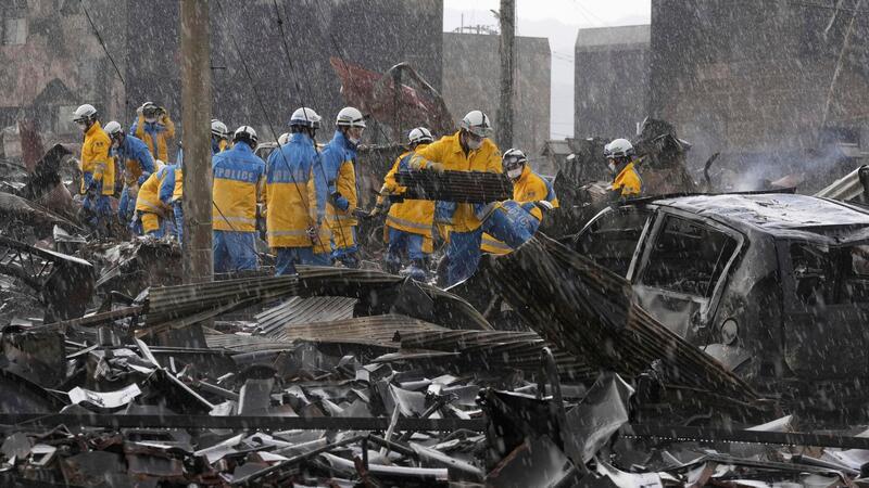 Einsatzkräfte suchen in den Trümmern auf einem Markt in der Präfektur Ishikawa.