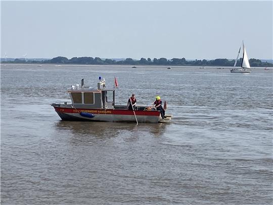 Einsatzkräfte suchen in der Elbe Nähe Falkensteiner Ufer nach einem vermissten Jugendlichen. Foto: Carola Große-Wilde/dpa