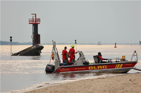 Einsatzkräfte suchen in der Elbe Nähe Falkensteiner Ufer nach einem vermissten Jugendlichen.