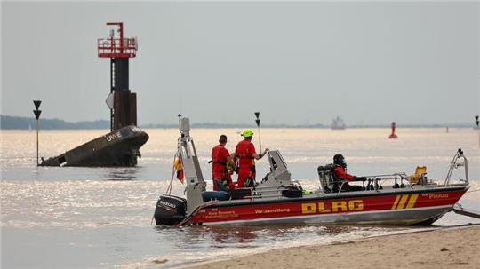 Einsatzkräfte suchen in der Elbe Nähe Falkensteiner Ufer nach einem vermissten 16 Jahre alten Jugendlichen.