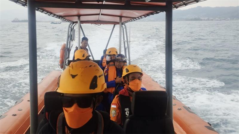 Boot mit Journalisten am Vulkan Anak Krakatau vermisst Einsatzkräfte suchen seit Tagen nach den Vermissten.
