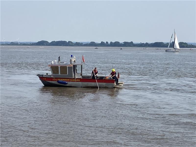 Einsatzkräfte suchten in der Elbe Nähe Falkensteiner Ufer auch schon im Juli nach einem vermissten Jugendlichen. Foto: Carola Große-Wilde/dpa