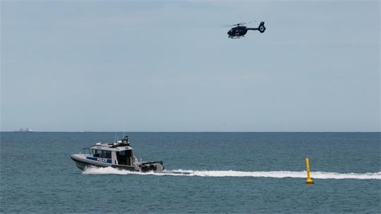 Einsatzkräfte suchten mit Booten und einem Helikopter nach dem Opfer. 