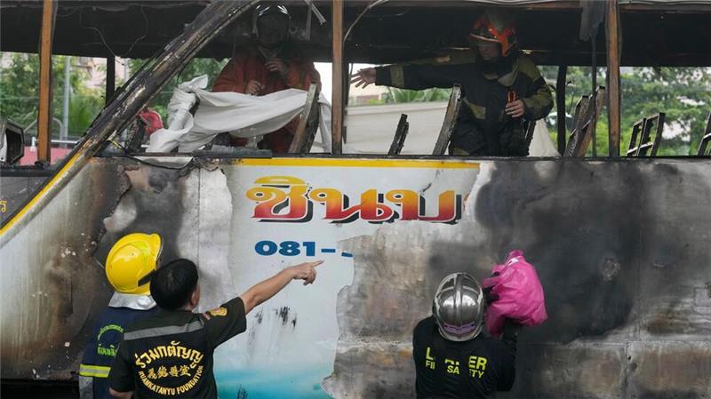 Feuerinferno in Schulbus: Mehr als 20 Tote in Thailand Einsatzkräfte suchten stundenlang nach vermissten Insassen.