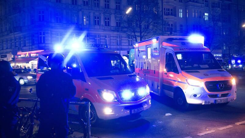 Polizei: „Keine nennenswerten Vorfälle“ nach Demo Einsatzkräfte und Einsatzfahrzeuge von Polizei und Feuerwehr stehen an der Sonnenallee. In Berlin-Neukölln ist am Abend eine Kugelbombe neben einem Funkwagen gezündet worden.