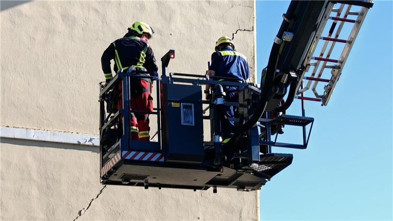 Bahnhof Ratzeburg wegen Riss im Mauerwerk weiter gesperrt Einsatzkräfte untersuchen einen Riss am Bahnhofsgebäude.