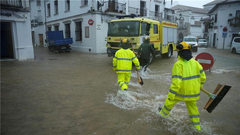 Einsatzkräfte verschiedener Feuerwehren beseitigen das Wasser in der Gemeinde Grazalema nach dem Durchzug des Tiefs „Leonardo“.