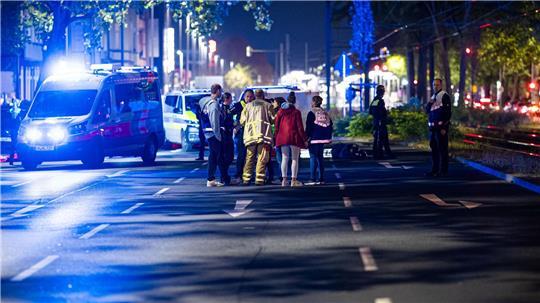 Einsatzkräfte versorgen mehrere Menschen nach einer Schießerei in Hannover. 