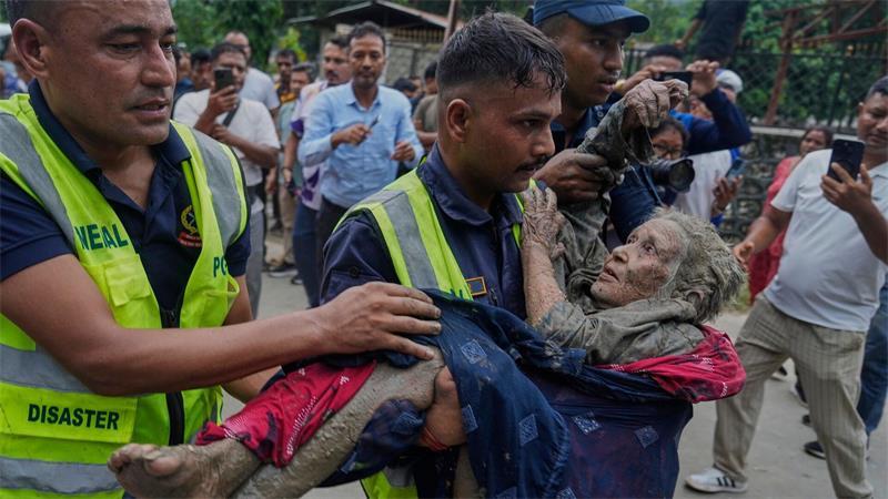 Rettungskräfte im Himalaya kämpfen gegen Schlamm und Zeit Einsatzkräfte versuchen unter schwierigsten Bedingungen, Überlebenden zu helfen.
