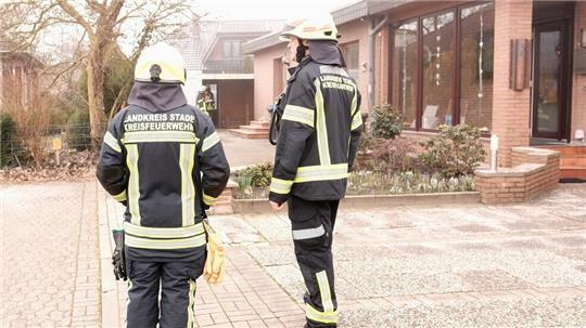 Einsatzkräfte vom Umweltzug der Kreisfeuerwehr waren in Himmelpforten im Einsatz.