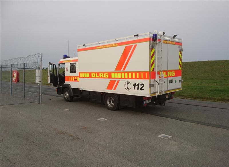 Einsatzkräfte von DLRG und Feuerwehr waren am Mittwochmorgen bei Kollmar im Einsatz, um die Leichen zu bergen. Foto DLRG