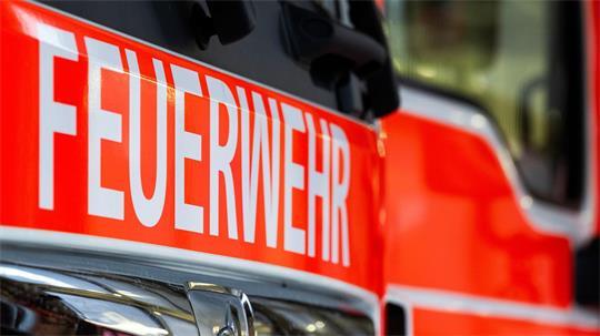 Einsatzkräfte von Feuerwehr und Polizei sind an der Absturzstelle. (Symbolbild)