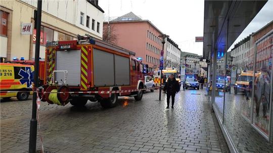 Einsatzkräfte von Feuerwehr und Rettungsdienst am Einsatzort in der Innenstadt von Passau.