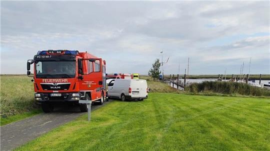 Einsatzkräfte von Feuerwehr und Rettungsdienst am Elbufer im Einsatz.