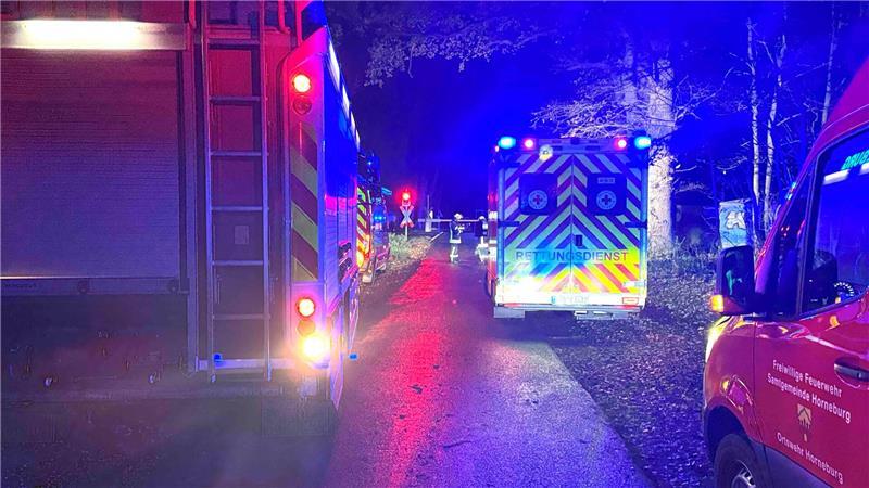 Einsatzkräfte von Feuerwehr und Rettungsdienst rückten vorsorglich zur Unfallstelle aus.