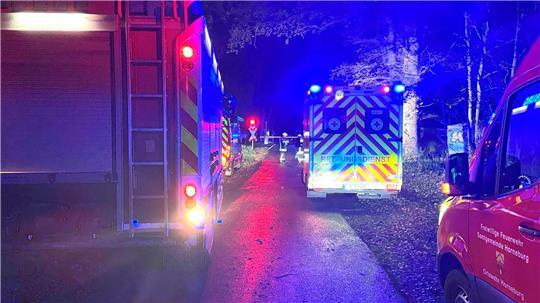 Einsatzkräfte von Feuerwehr und Rettungsdienst rückten vorsorglich zur Unfallstelle aus.