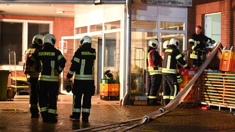 Einsatzkräfte von Feuerwehr versuchen, den Keller der Ubbo-Emius-Klinik auszupumpen, um eine Evakuierung zu verhindern.