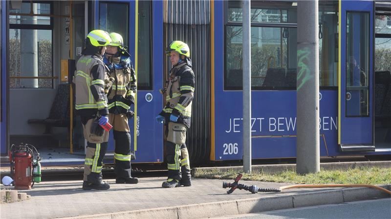 Frau in Tram angezündet - Diskussion über Femizide Einsatzkräfte von Polizei und Feuerwehr waren nach dem Brandanschlag auf eine Frau in einer Straßenbahn in Gera am Sonntag im Einsatz.
